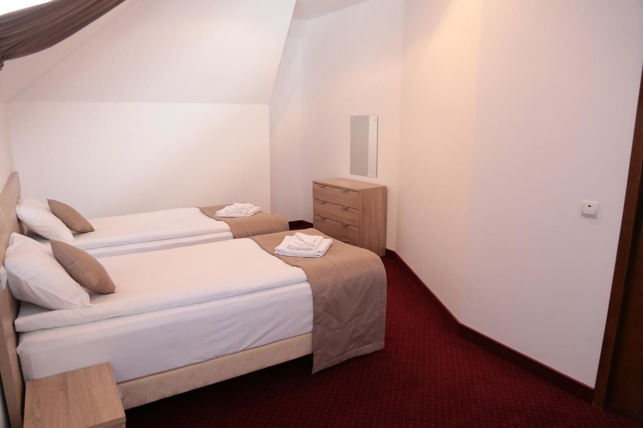 Отель Hotel Apollonia Брашов