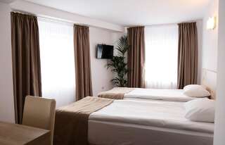 Отель Hotel Apollonia Брашов Двухместный номер с 1 кроватью или 2 отдельными кроватями-1